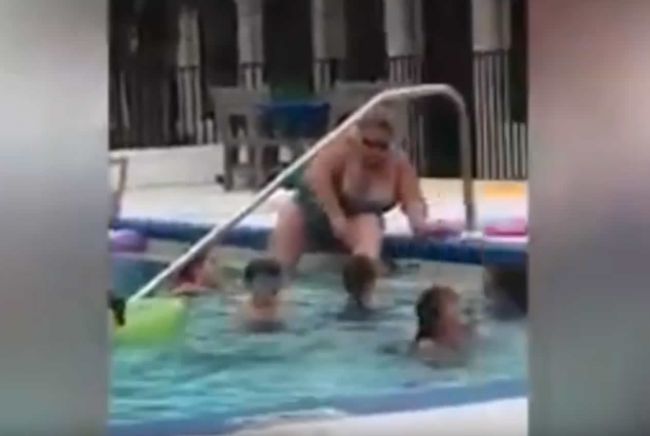 Video: Žena si myslela, že sa nik nedíva. V bazéne tak urobila niečo nechutné