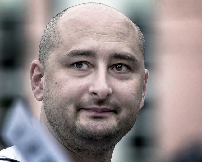 Rada Európy vyzvala na rýchle vyšetrenie vraždy ruského novinára v Kyjeve