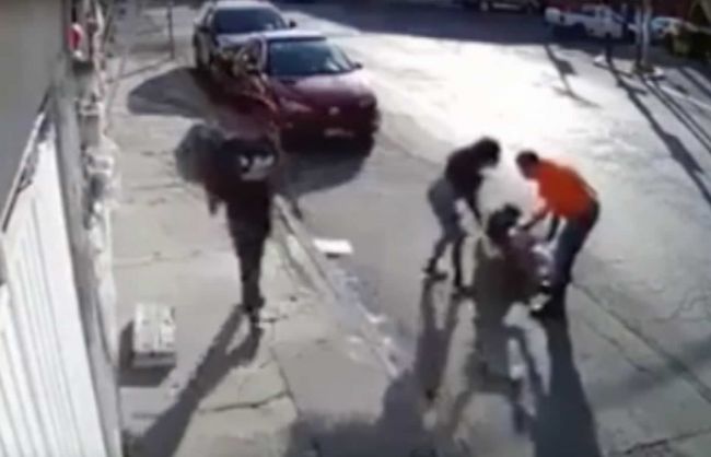 Video: Žena takmer umrela priamo na ulici. Zaútočil na ňu neviditeľný útočník