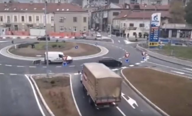Video: Dokázali by ste prejsť cez takýto kruhový objazd? Vodič zo Srbska to nezvládol