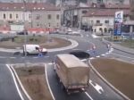 Video: Dokázali by ste prejsť cez takýto kruhový objazd? Vodič zo Srbska to nezvládol