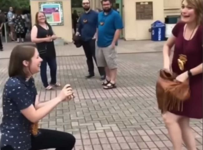 Video: Žena požiadala priateľku o ruku. Tá však z tašky vytiahla vlastný snubný prsteň