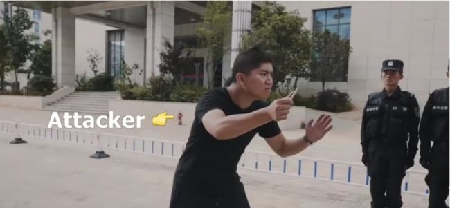 Video: Čínska polícia učí ľudí, ako prežiť útok nožom