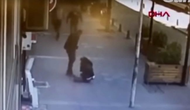 Video: Turek bil svoju ex-manželku priamo na ulici. Zachránil ju odvážny okoloidúci