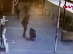 Video: Turek bil svoju ex-manželku priamo na ulici. Zachránil ju odvážny okoloidúci