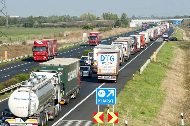Na maďarskej diaľnici M1 smerom od hraníc Rakúska a SR do Budapešti budú zápchy