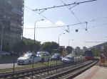 Pre auto na koľajniciach v Dúbravke nepremávajú niektoré električky