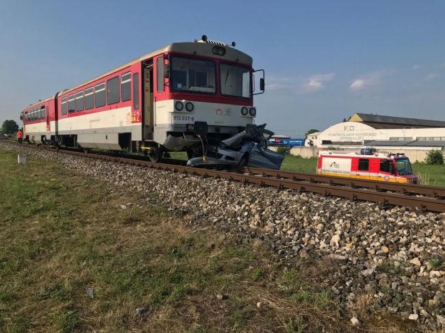 Náraz vlaku do auta sa pre mladého vodiča skončil tragicky