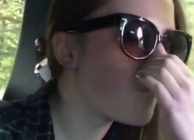 Video: Tomuto dievčaťu doslova dymí z uší. Ako je to možné?