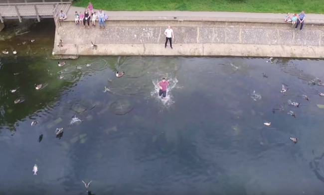 Video: Dron zlyhal priamo nad jazerom. Takúto záchranu ste ešte nevideli