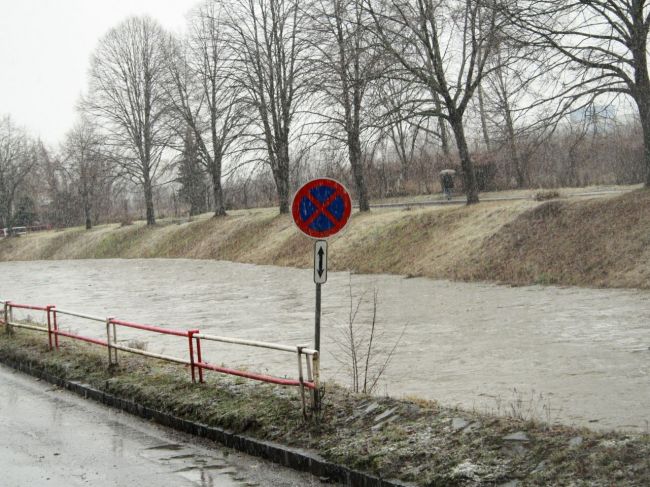 Voda zaplavila cestu v blízkosti výjazdu Nitra - Juh z rýchlostnej cesty