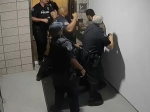 Video: Policajti zmlátili bezbranného muža. K incidentu poskytli šokujúce vysvetlenie
