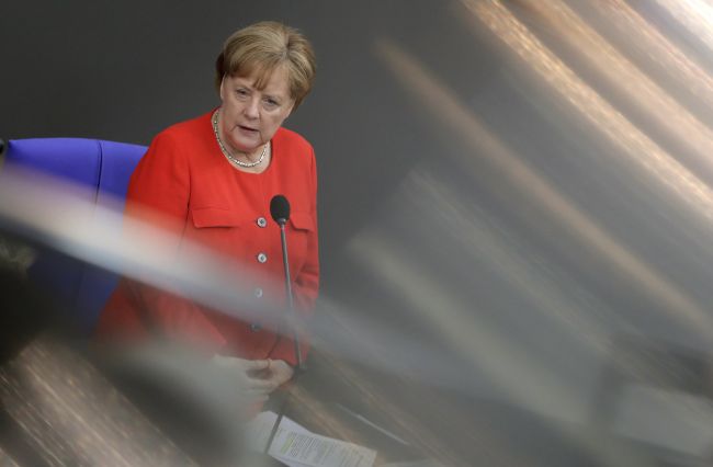 Po vražde tínedžerky žiada Merkelová rýchlejšie azylové konania