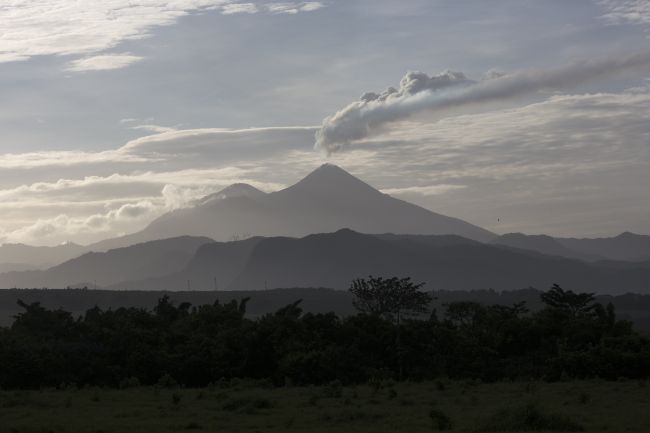 Sopka Fuego naďalej vybuchuje, pokračuje pátranie po nezvestných
