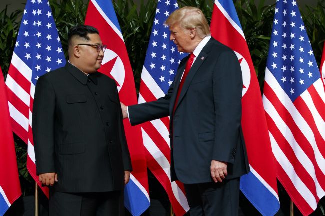 Skončilo sa rozšírené kolo rokovaní medzi Kimom a Trumpom, nasleduje obed