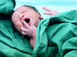 Slovenská tínedžerka prišla porodiť do Británie, syna chcela dať na adopciu
