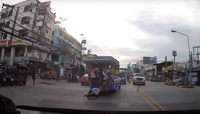 Video: Šoférovi vypadol z autobusu jeden zo žiakov, ani si to nevšimol