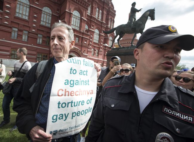 Polícia v Rusku zadržala známeho britského aktivistu za práva homosexuálov