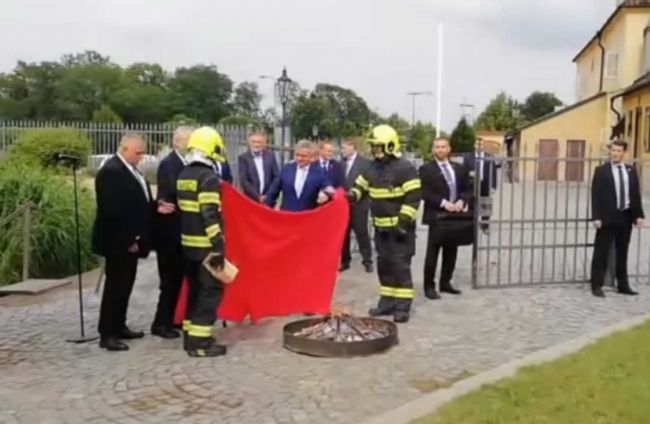 Video: Koniec spodnej bielizne v politike, povedal Zeman a spálil červené trenírky