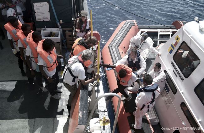 Plavidlo námorníctva USA čaká na to, kde môže vylodiť zachránených migrantov