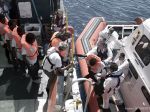 Plavidlo námorníctva USA čaká na to, kde môže vylodiť zachránených migrantov