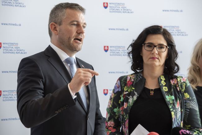 Premiér ohlásil zvýšenie nástupných platov učiteľov