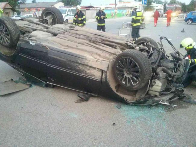 FOTO: V Stupave narazilo auto do plynovej prípojky, evakuovať museli 21 ľudí