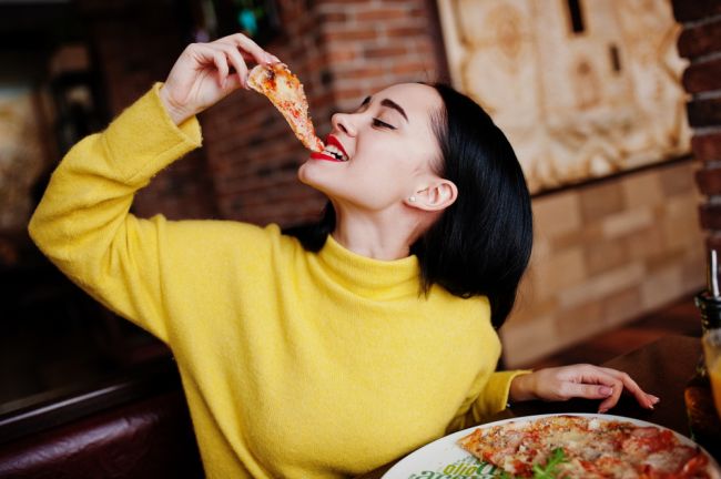 Taliansky šéfkuchár prezradil, ako správne jesť pizzu. Celý život ste to robili zle!
