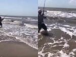 Video: Muž si zašiel na rybačku. Neuveríte, čo sa mu z pláže podarilo chytiť!
