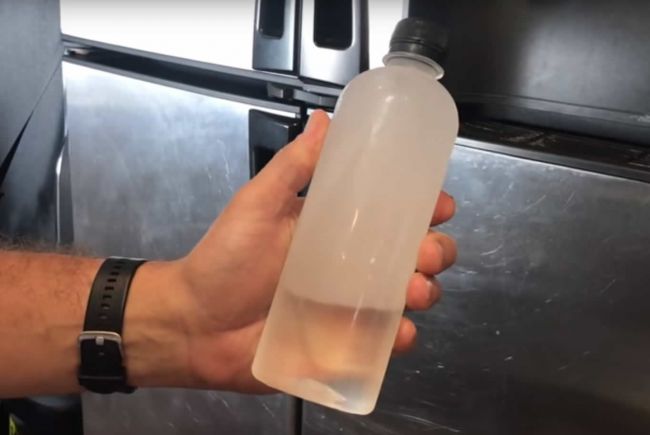 Video: Vodu vo fľaši dokážete okamžite zmraziť mávnutím ruky