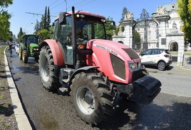 Farmári smerujú na traktoroch pred Úrad vlády SR