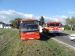 V Novákoch sa zrazil diaľkový autobus s osobným autom