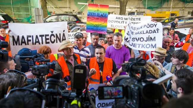 Farmári pred budovou ministerstva vyjadrili nedôveru Matečnej