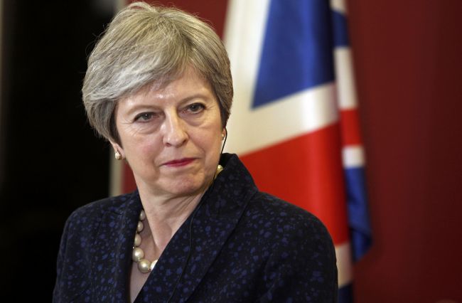 Mayová zvíťazila v kľúčovom parlamentnom hlasovaní o brexite