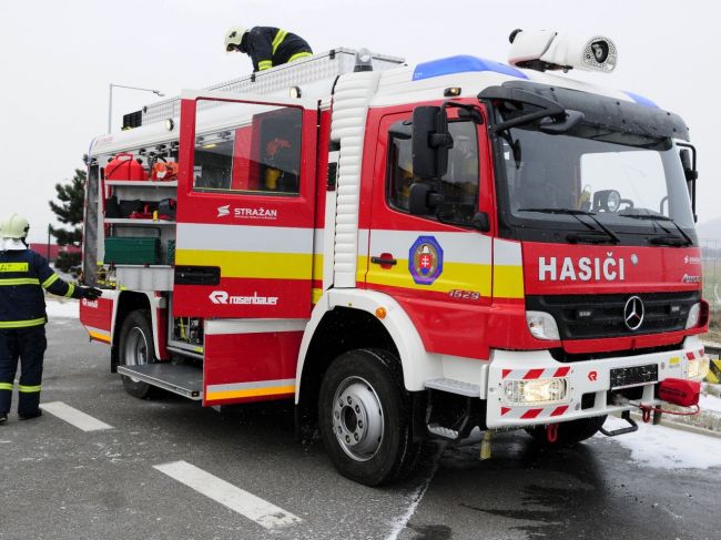 Hasiči zachránili človeka, ktorý skočil zo Starého mosta do Dunaja