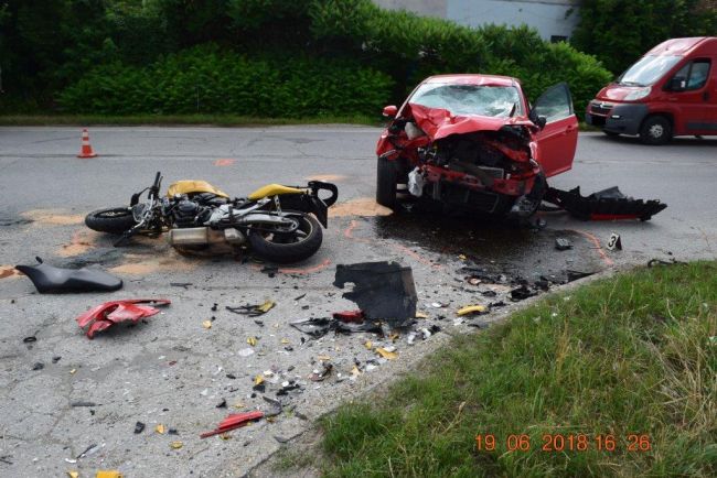FOTO: Po zrážke s autom na križovatke v Rožňave zomrel 24-ročný motorkár