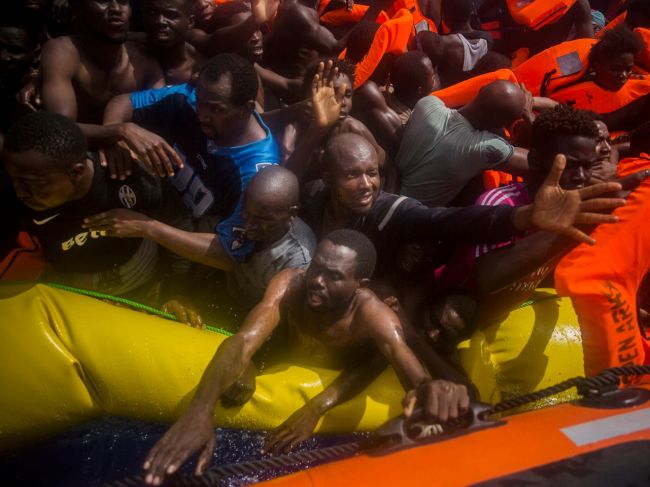 EÚ navrhuje "vyloďovacie platformy" pre migrantov v krajinách na severe Afriky