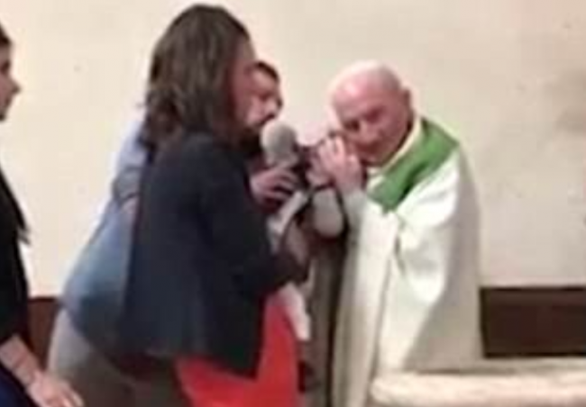 Video: Farár dal facku malému bábätku. Rodičia museli zasiahnuť
