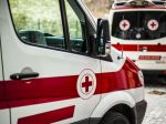 Polícia po otvorení bytu našla ženu volajúcu o pomoc a pod oknami mŕtveho muža