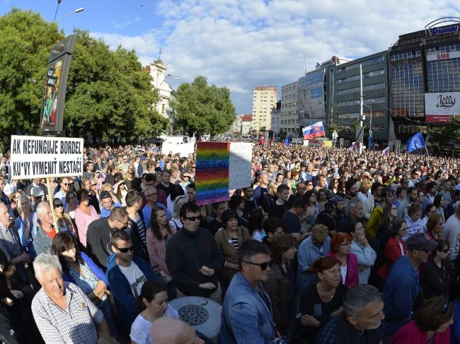 Za slušné Slovensko opäť demonštrovali tisíce ľudí, vláda dostala päťku
