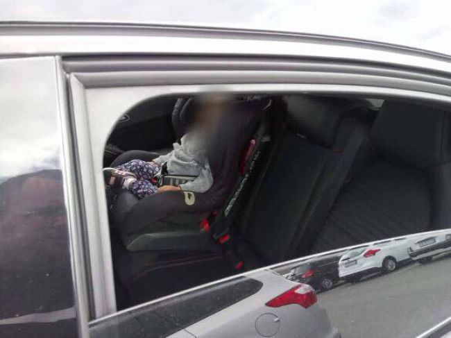 Polícia upozorňuje na ďalší prípad dieťaťa zamknutého v aute