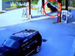 Video: Žena vrazila autom do čerpacej stanice. Neuveríte, čo sa stalo potom