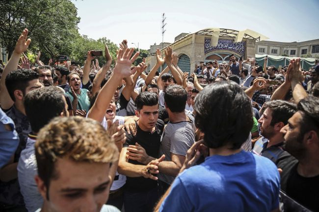 Iránske bezpečnostné zložky použili proti demonštrantom slzotvorný plyn