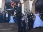 Video: Takúto svadbu ste ešte nevideli! Mladomanželov vyprevádzali motorové píly