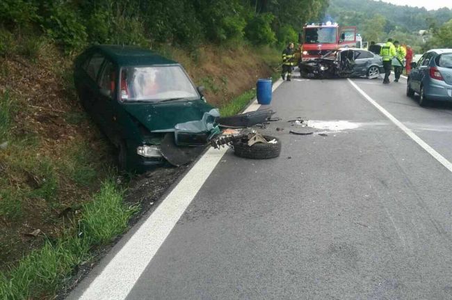 Vážna dopravná nehoda troch vozidiel: Na mieste udalosti zasahoval vrtuľník