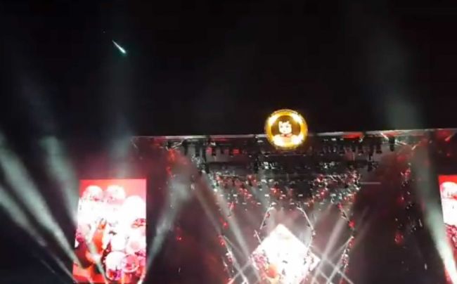 Video: Vystúpenie rockovej kapely Foo Fighters prerušila návšteva z vesmíru