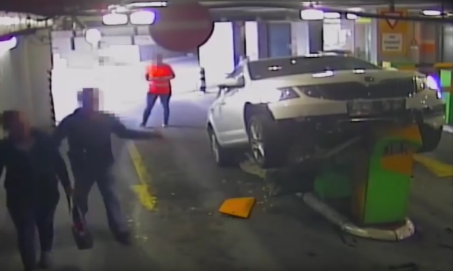 Video: Vodič zvalcoval parkovací automat. O vodičák však prišiel niekto iný