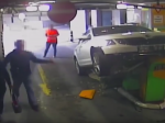 Video: Vodič zvalcoval parkovací automat. O vodičák však prišiel niekto iný