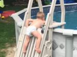 Video: Takto jednoducho sa dokáže malé dieťa dostať do bazéna