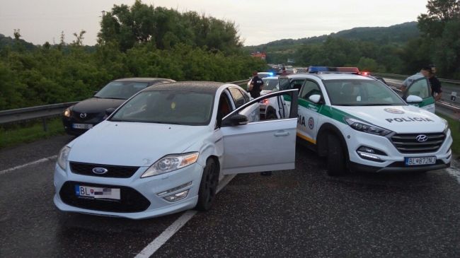 Video: Pri prenasledovaní muža v okolí Bratislavy policajti strieľali po aute